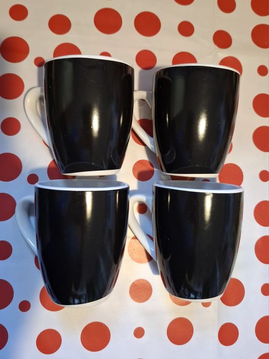 Zestaw 4 kubki czarne gładkie bez motywu z uchem ceramiczne kawowe