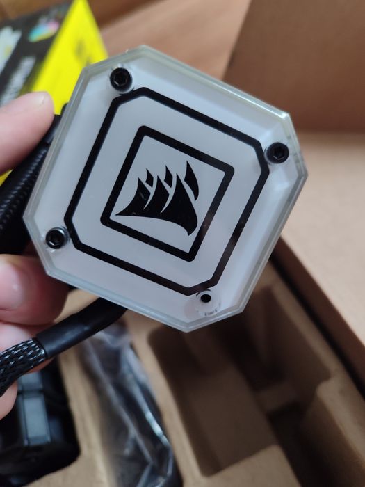 Corsair iCUE H100i ELITE CAPELLIX XT водяне охолодження