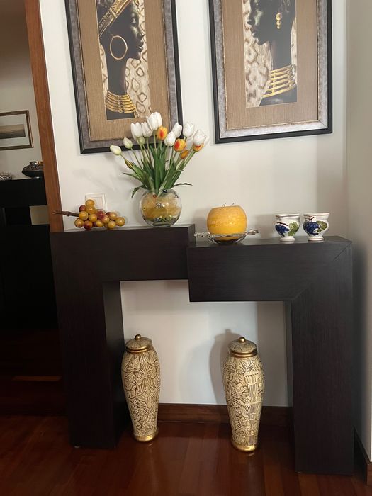 Consola / móvel de entrada castanho escuro com design assimétrico