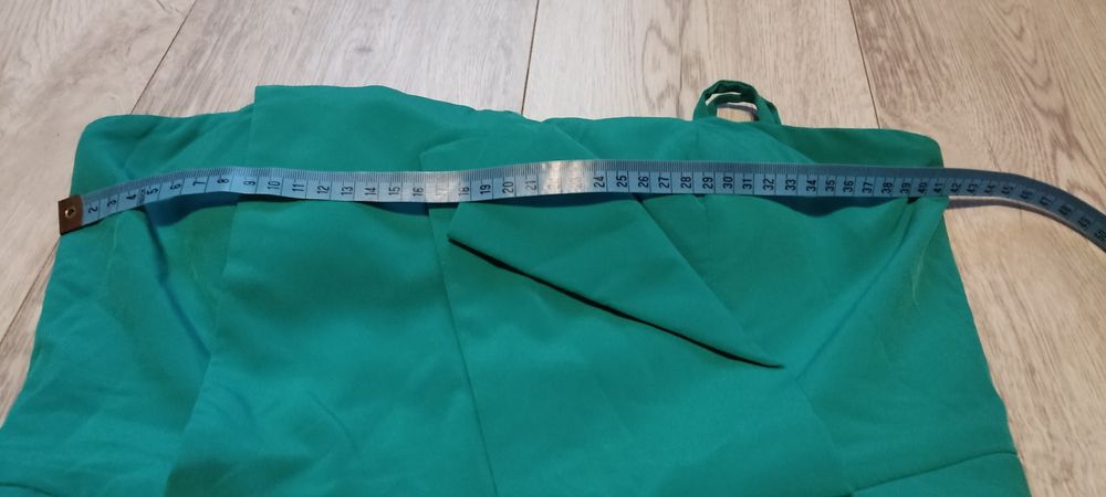 Elegancka sukienka z baskinką