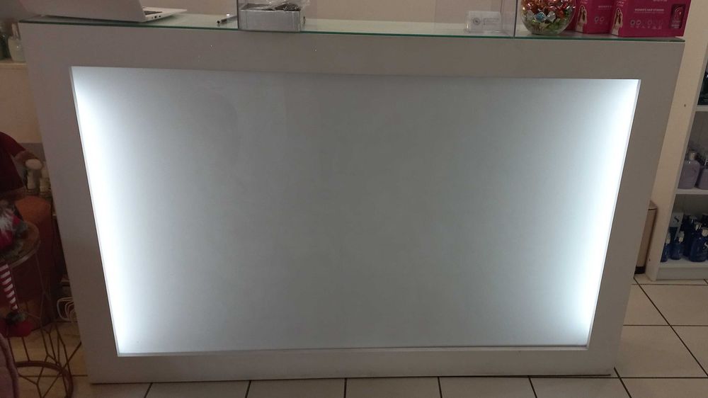 Balcão madeira com acrilico luminoso