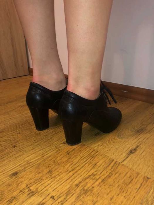 Sznurowane botki na obcasie