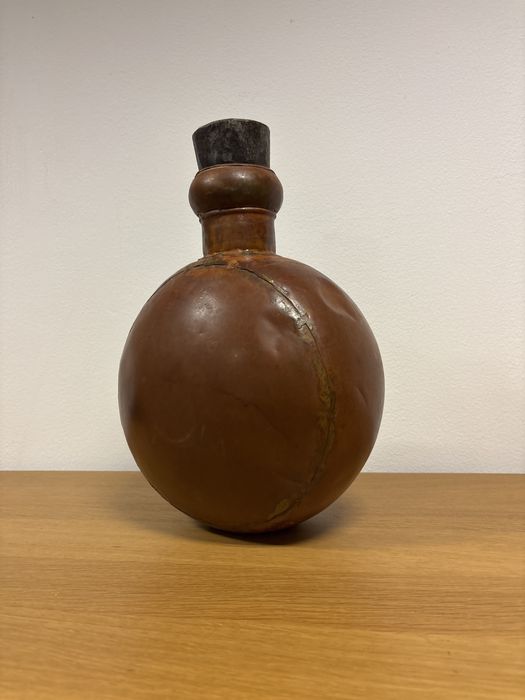 Jarro em metal com tampa antigo