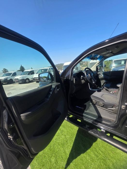 Nissan Navara   2.5 cc,  190 cv