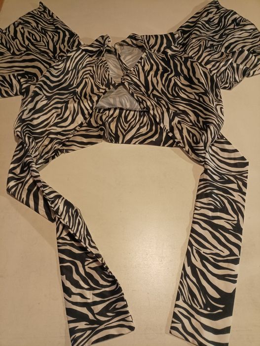 Top em branco e preto, com mangas largas, aperta atrás com um laço,de marca New Feeling, tamanho M