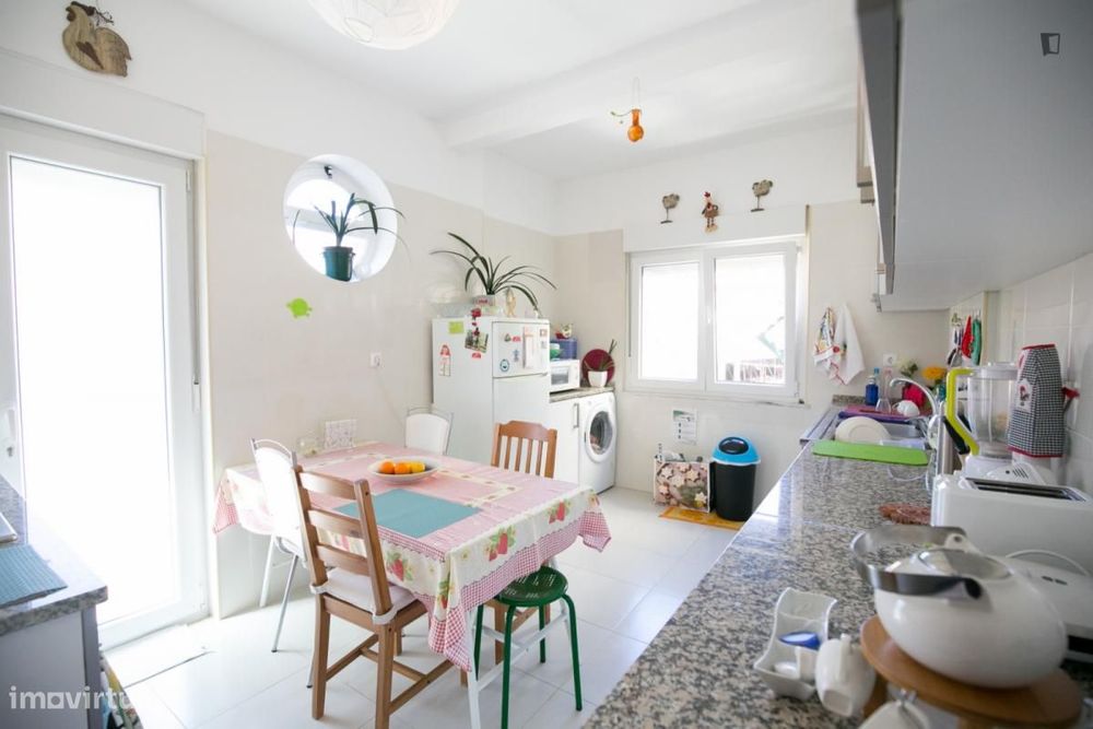 Quarto - localizado em Campolide Lisbon