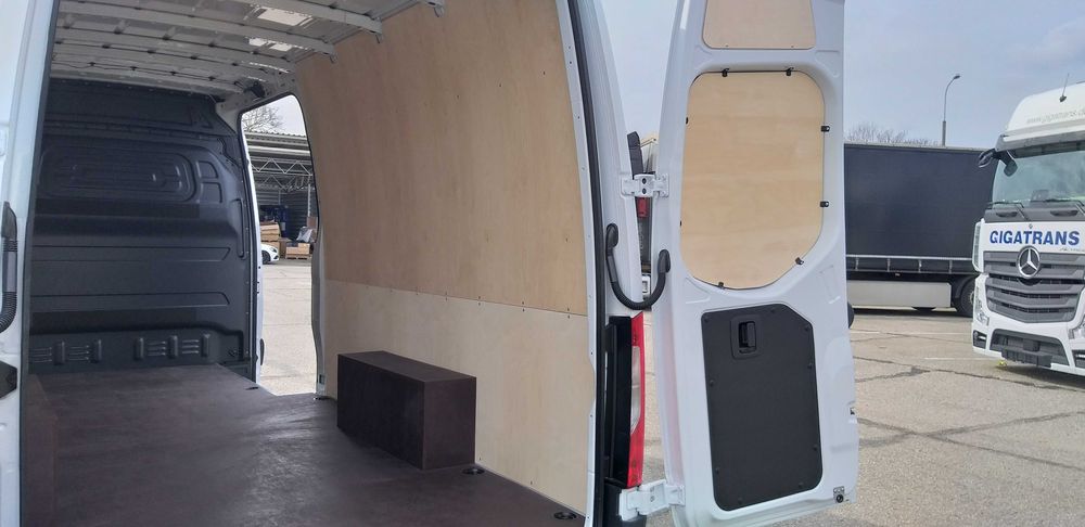 Zabudowa busa Mercedes Sprinter L3H2, zabudowa paki sklejka