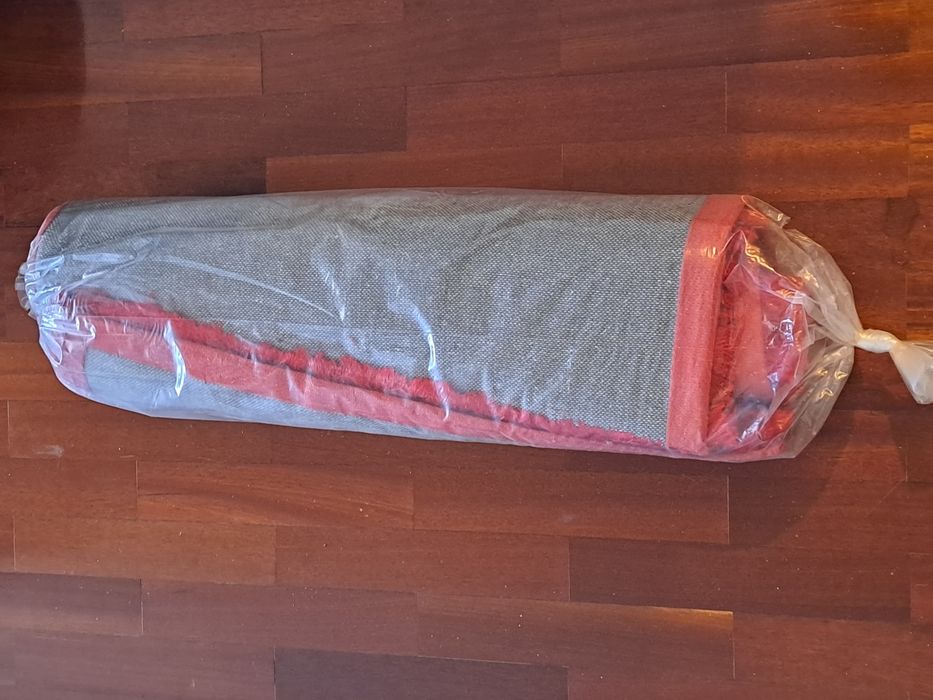 Selling 2 red rugs