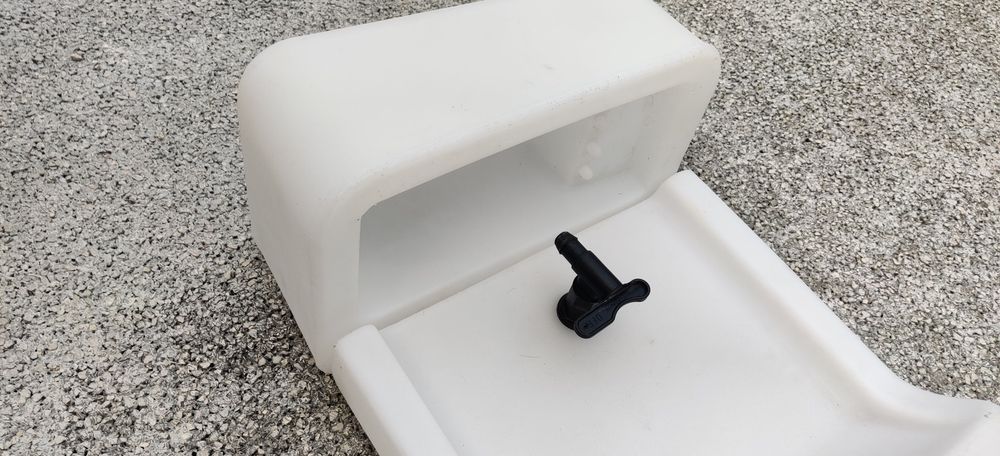 Depósito de água  com torneira e lavatório em plástico