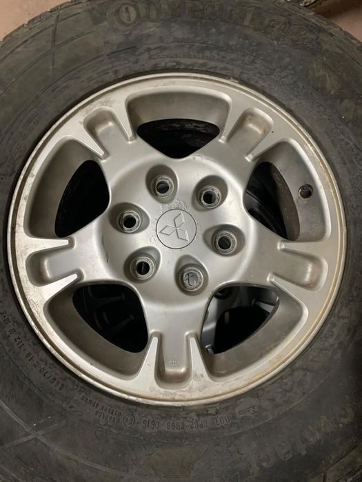 Conjunto de jantes e pneus Mitsubishi Pajero