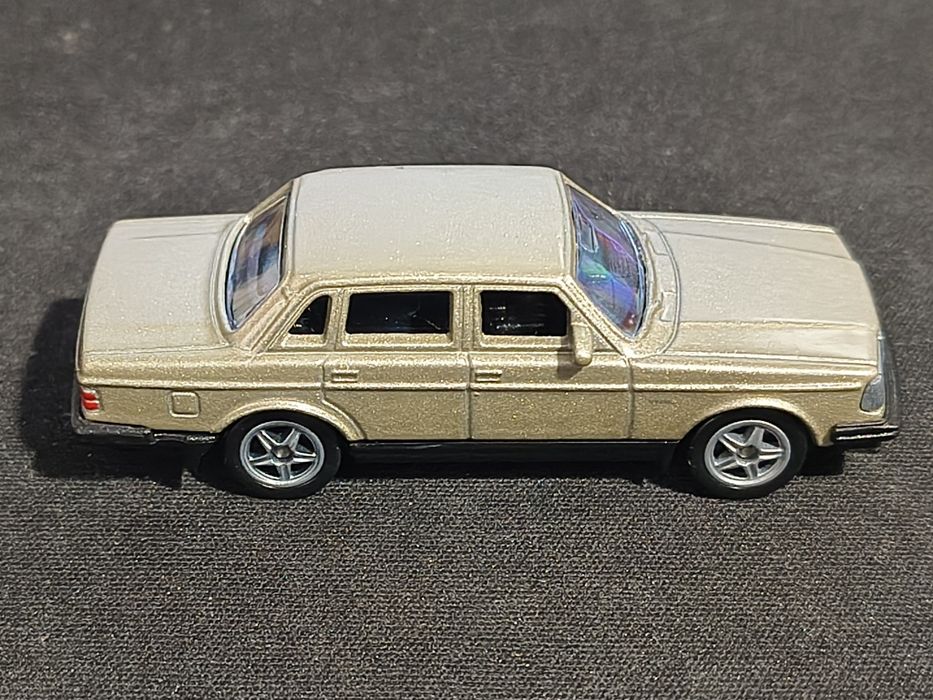 Welly Volvo 240 GL 1:64
