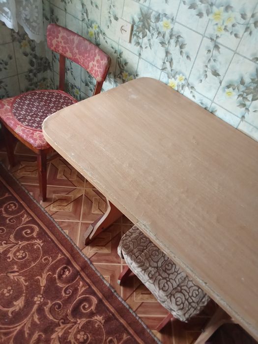 Стол кухонный обеденный и стулья