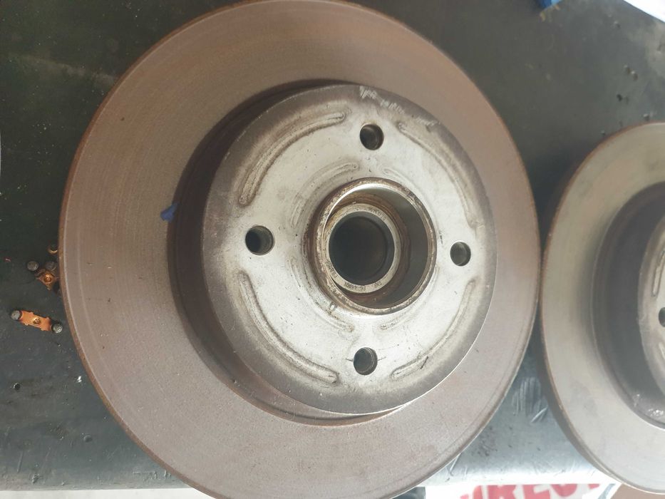 Pneu com Jante 195/ 65R 15 e discos de travão.