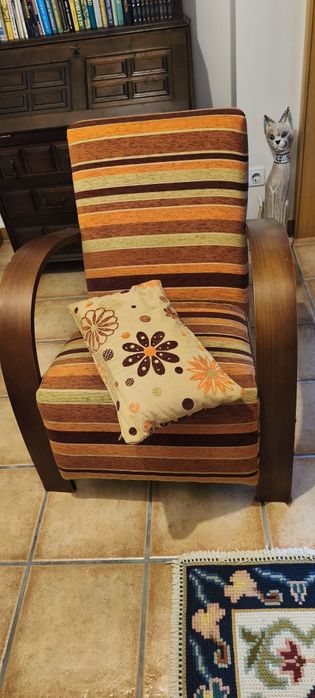 Poltrona em tecido com almofada