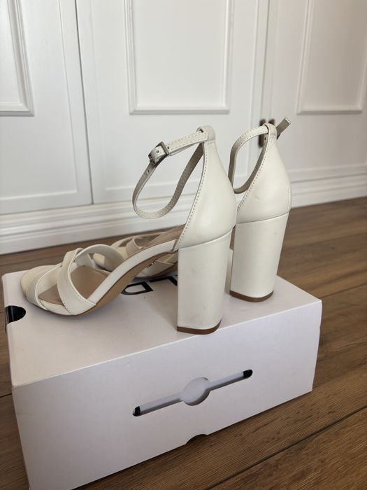 Sandálias Aldo Brancas