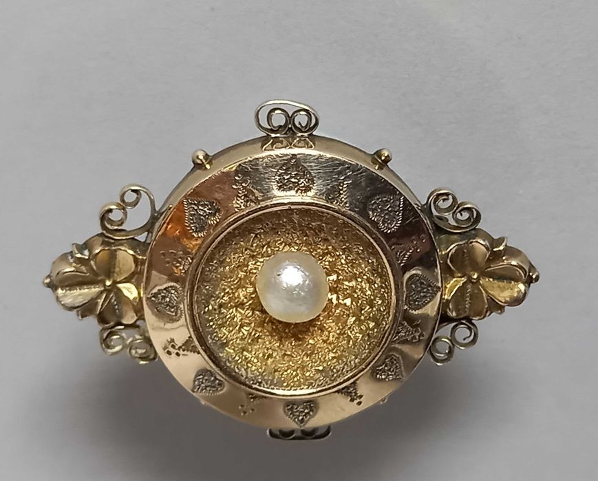 Brosza z perełką, metal złocony, XIX w.