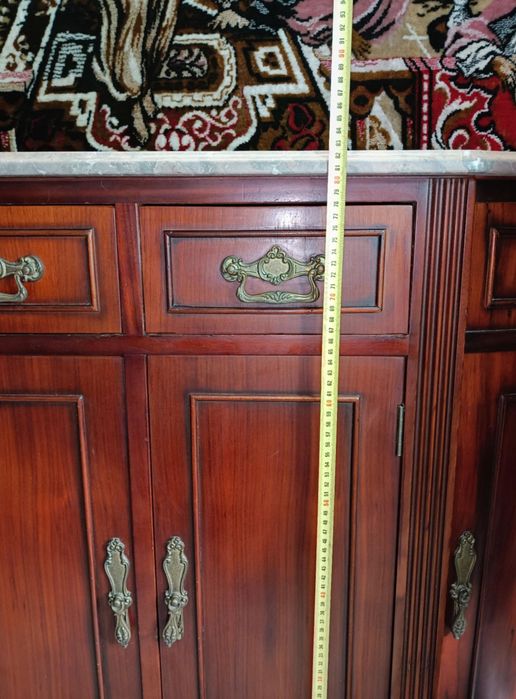 Consola / sapateira em madeira mogno com tampo em pedra granito