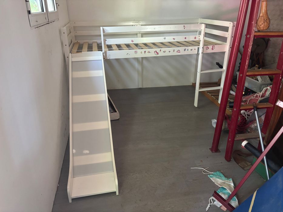 Cama infantil tipo loft com escorrega