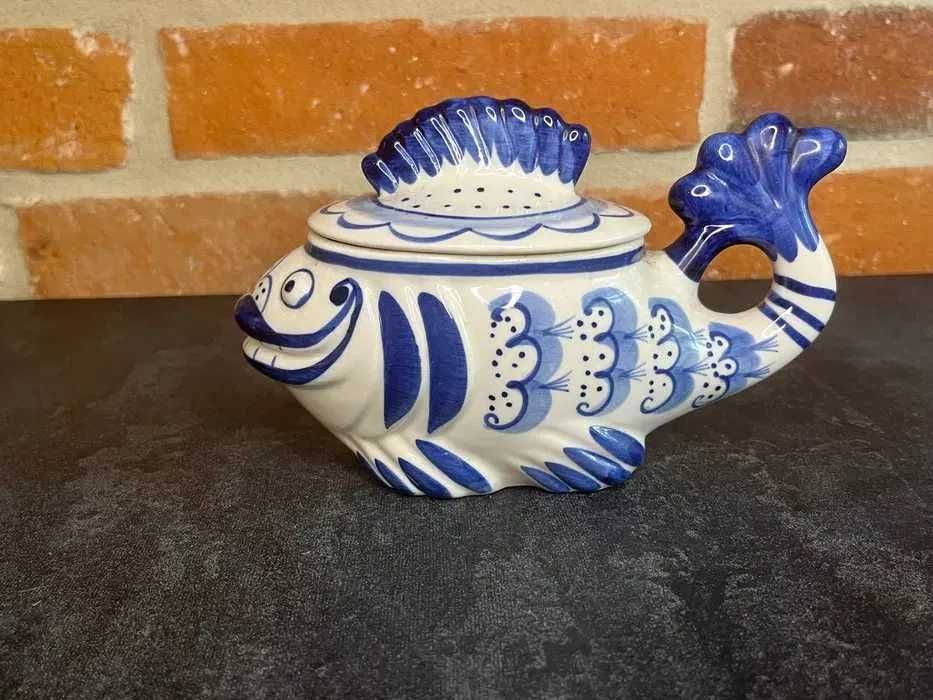 Ceramiczny pojemnik w kształcie ryby.