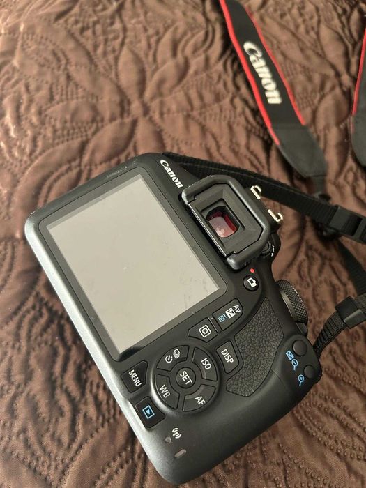 Canon  EOS 2000D