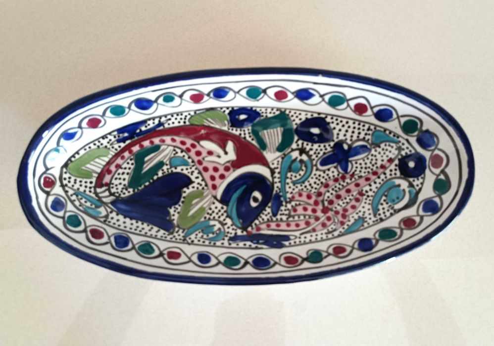 Prato oval decorativo em cerâmica, pintado á mão