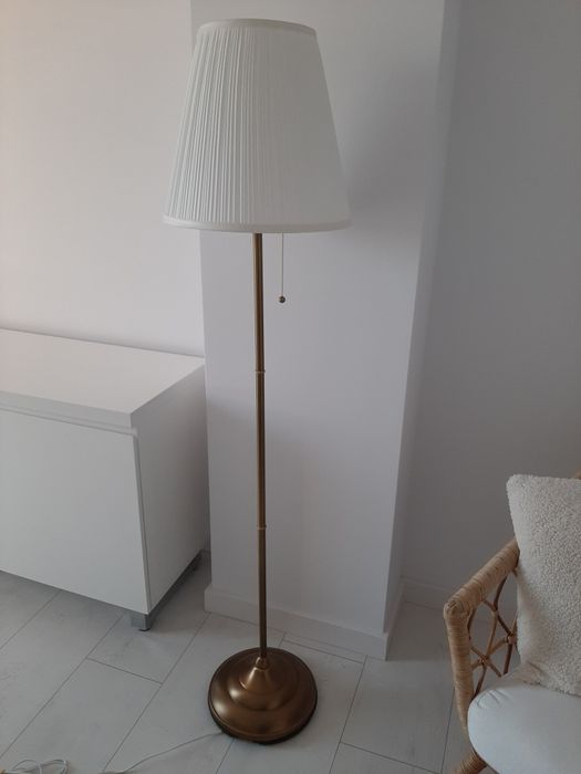 Lampa stojąca biało złota