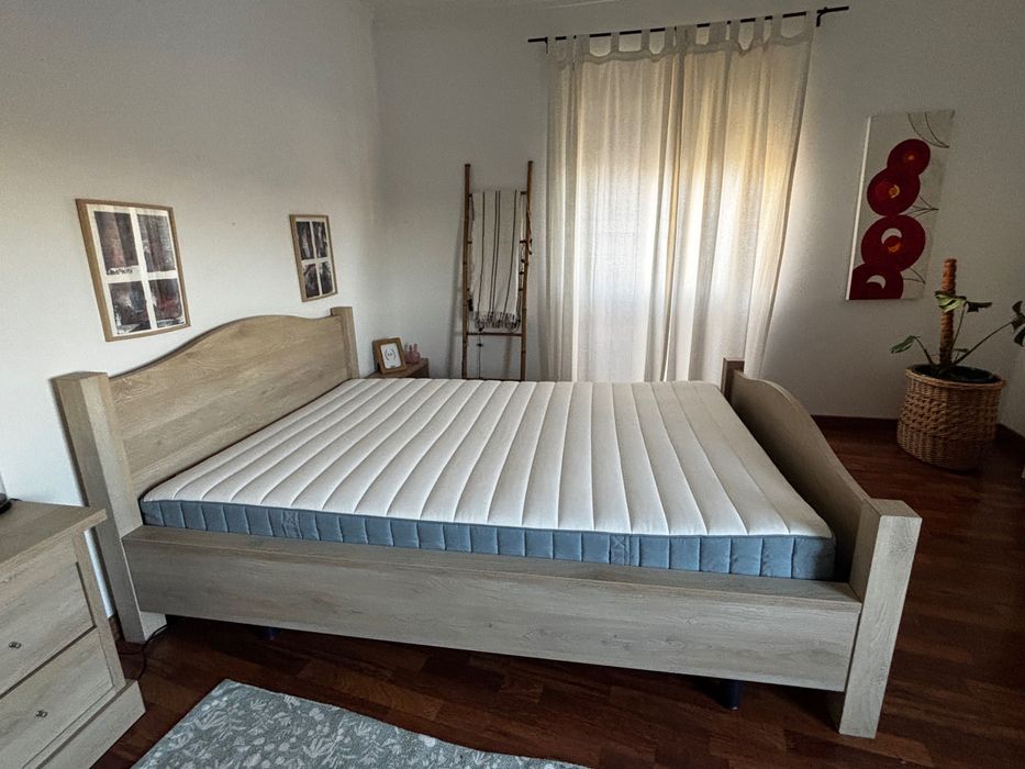 Cama casal Madeira + mesa cabeceira