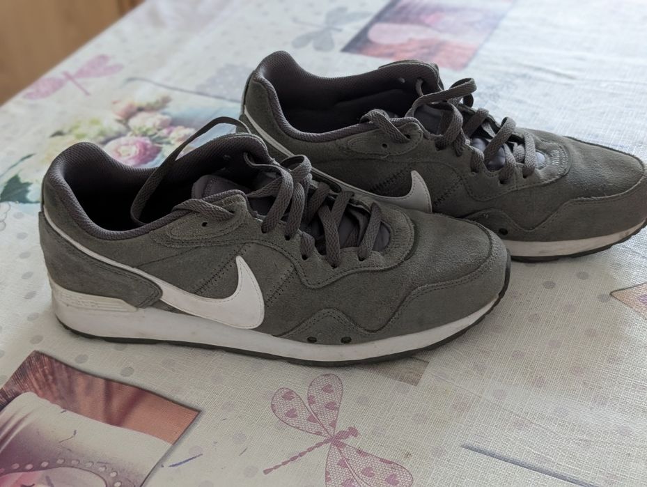 Vendo Nike Venture Runner em camurça, apresentando um tom verde seco (Twilight Marsh).