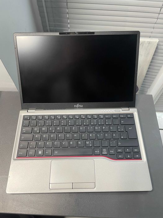 Японія - Fujitsu LifeBook U7312 (Core i5-1235U7\16Gb-DDR4-256Gb-SSD)