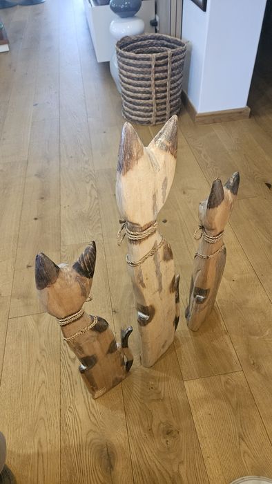 Três lindos gatinhos em madeira