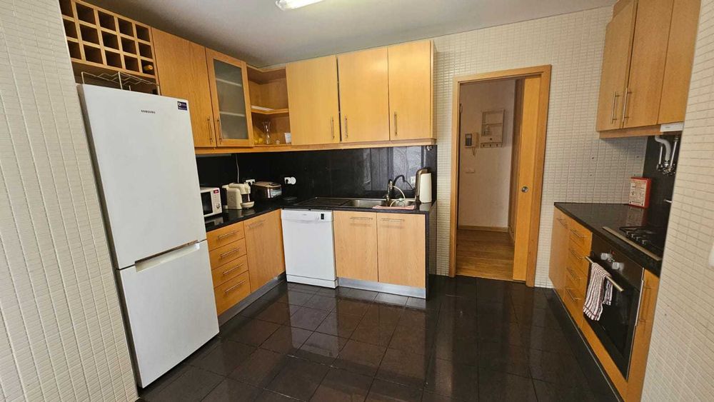 Um fantástico quarto na 147 m² duplex localizado na Parques das Nações