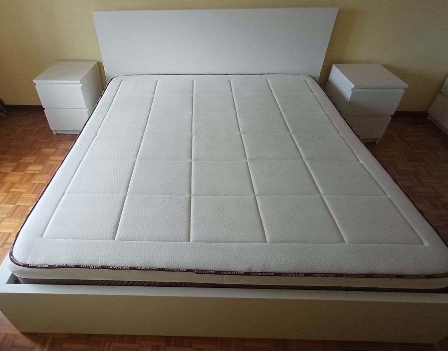 Cama King size  IKEA com 2 mesinhas de cabeceira