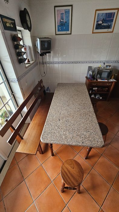 Mesa de cozinha rústica com granito + bancos e cadeira corrida
