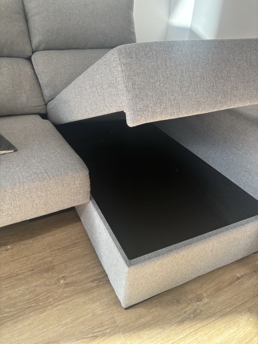Sofá chaise longue com baú e puffs cinzento