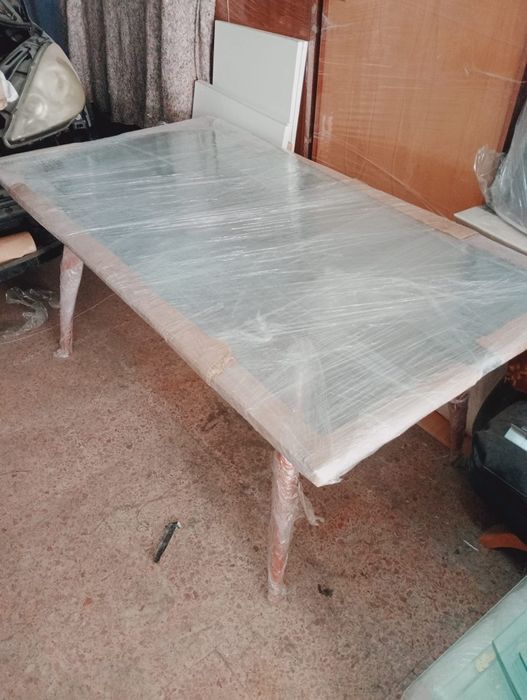 Mesa de jantar de madeira com tampa de vidro