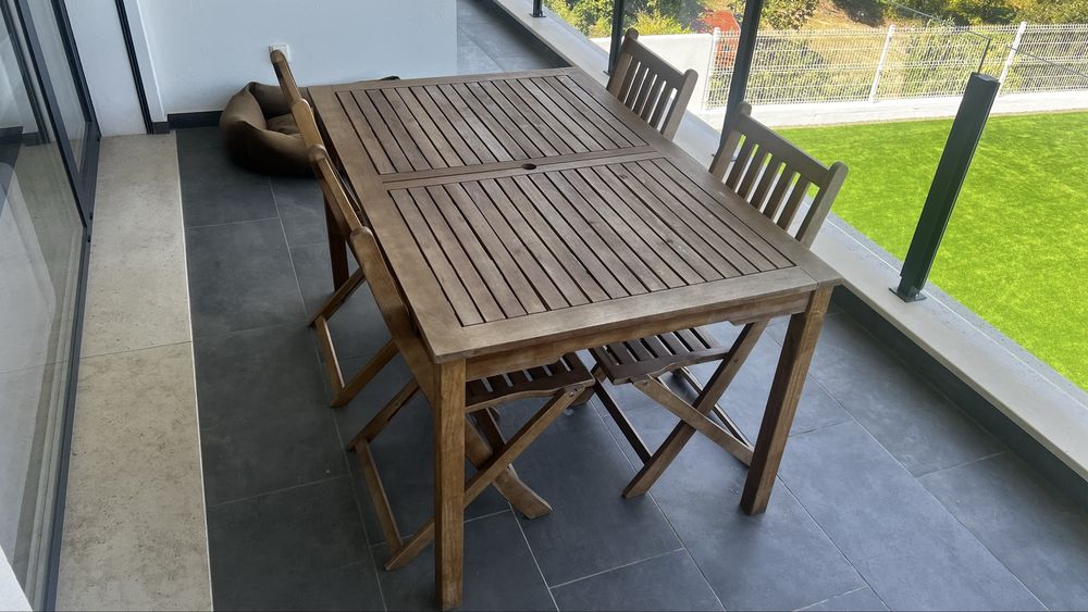 Conjunto de mesa retangular e 4 cadeiras em madeira acácia