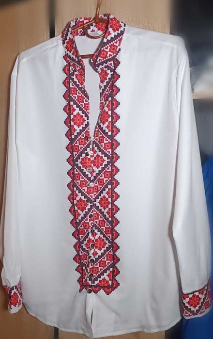 Сорочка в стилі вишиванки.