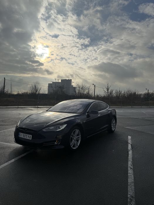 Тесла модел с 85кв перфоменс