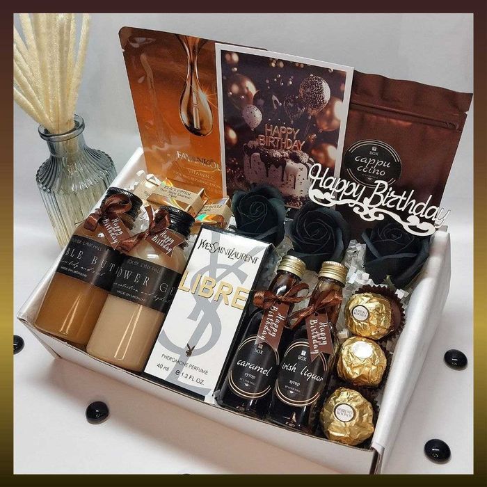 Подарунок на день народження дівчині. Подарунковий набір з парфумами капучино солодощами доглядовою косметикою.