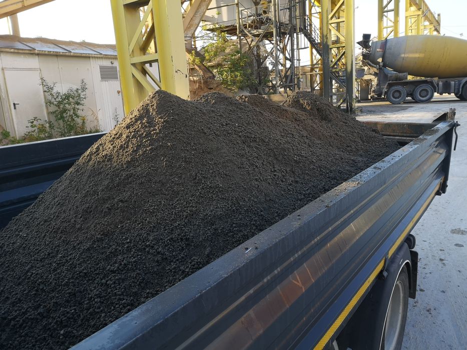 Czarnoziem ziemia siana piach suchy beton stabilizacjaTransport