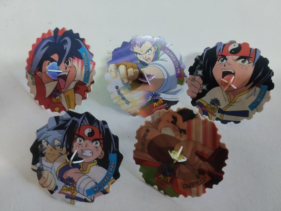 (C) Tazos de vários temas