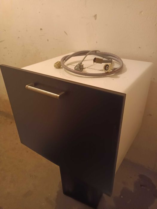 Zmywarka do zabudowy. Wymiar wys 50 cm szer 50 cm głębokość 55 cm.