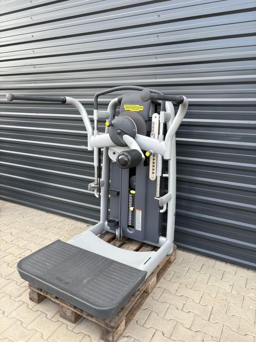 Вертикальная тяга , тренажер для ягодиц  Гравитрон Technogym