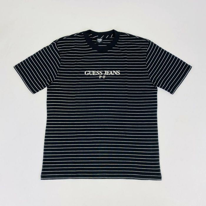 Футболка Guess отражает свет