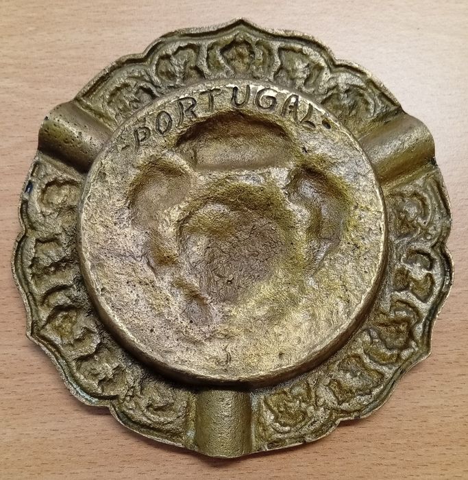 Antigo cinzeiro com o brasão português