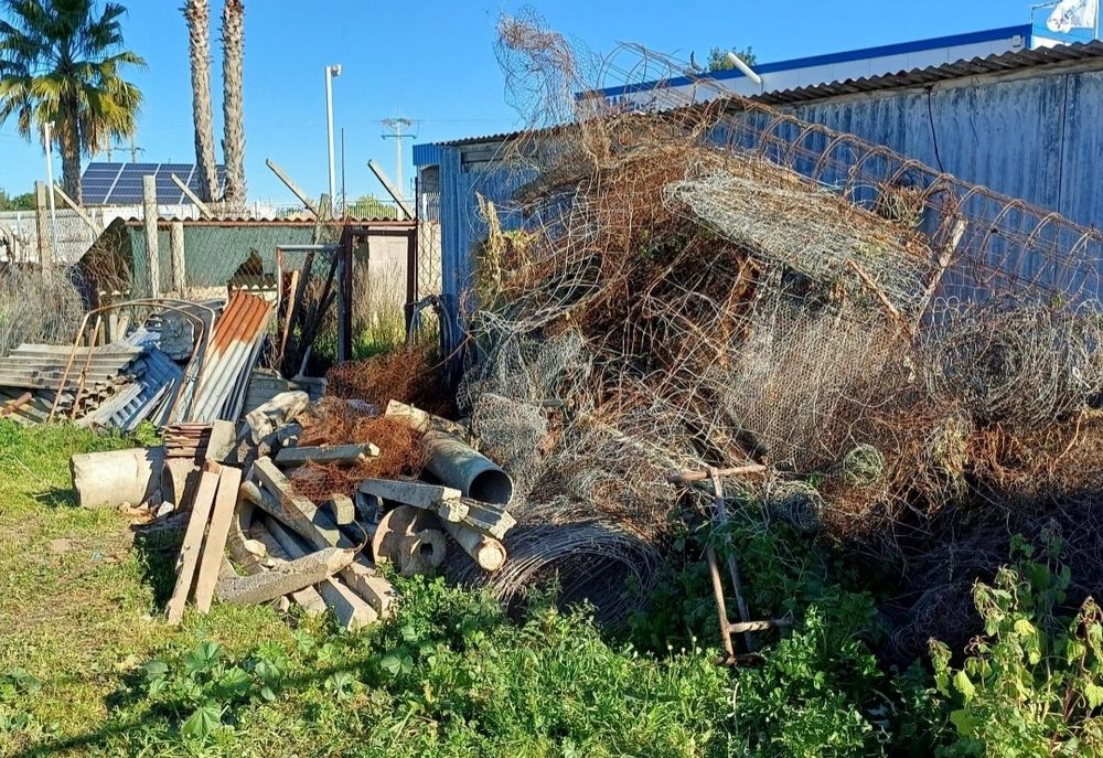 DEMOLIÇÕES e LIMPEZAS em terrenos moradias sótãos arrecadações e lojas