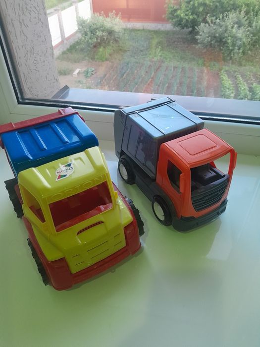 Мусоровоз у новому стані машинка