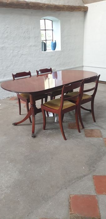 Stół z drewna tekowego w kolorze machomiowym +4 krzesla