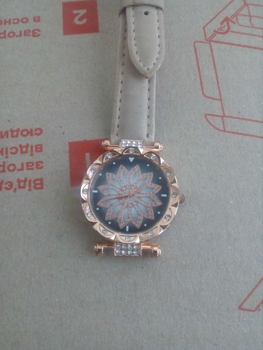 Жіночий годинник / наручні часи