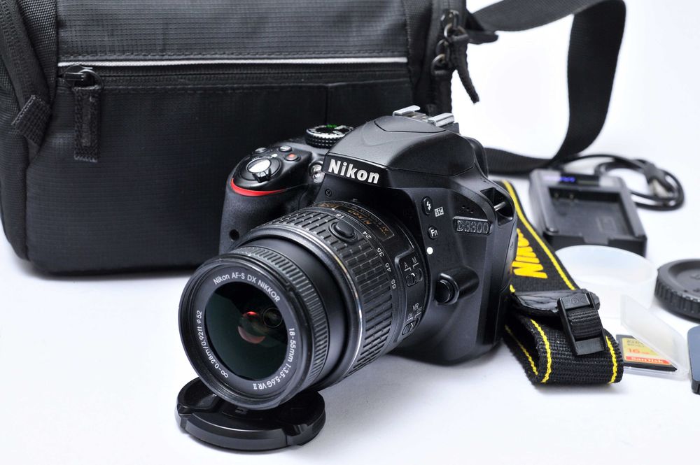 Nikon D3300 C/ lente 18-55mm (excelente estado)